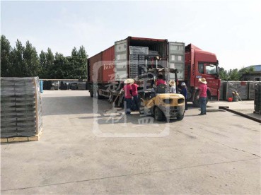 隧道蓋板叉車(chē)裝貨