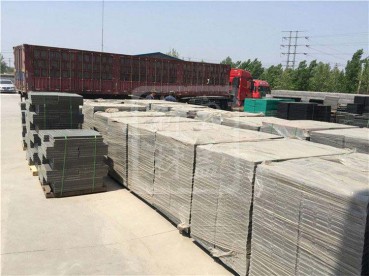 隧道蓋板準(zhǔn)備裝車(chē)